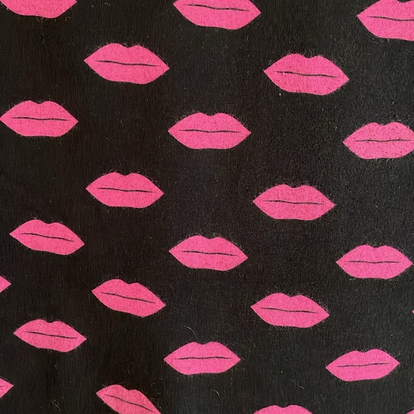 Bodycon knee length skirt with lips print all over - Picture 2 of 3